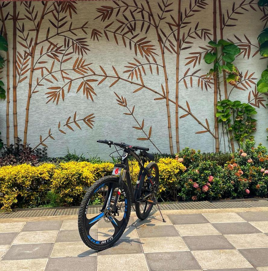 Radisson Blu Resort&Spa Karjat Exterior foto A bicycle parked in front of a wall with a bamboo design