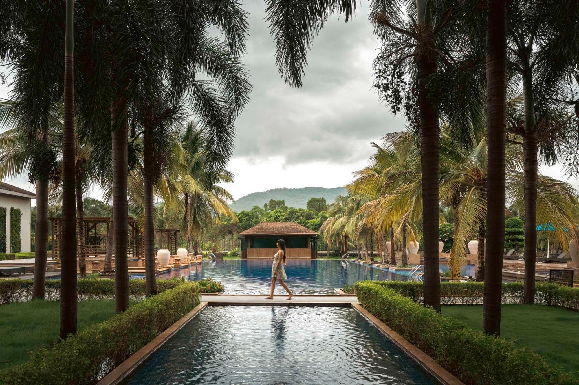 Radisson Blu Resort&Spa Karjat Exterior foto The pool at the Anantara Golden Triangle Resort