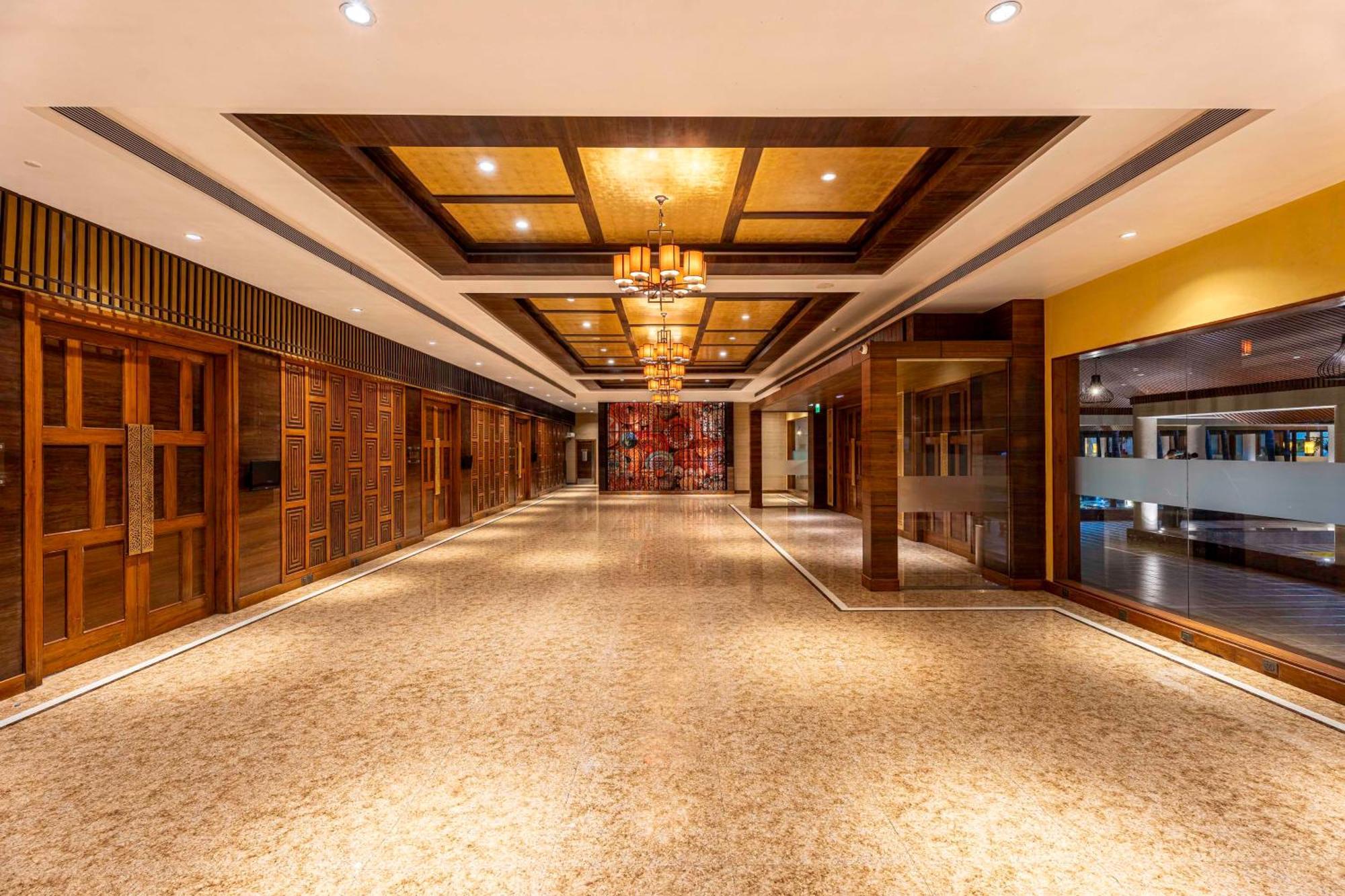 Radisson Blu Resort&Spa Karjat Exterior foto The interior of the hotel