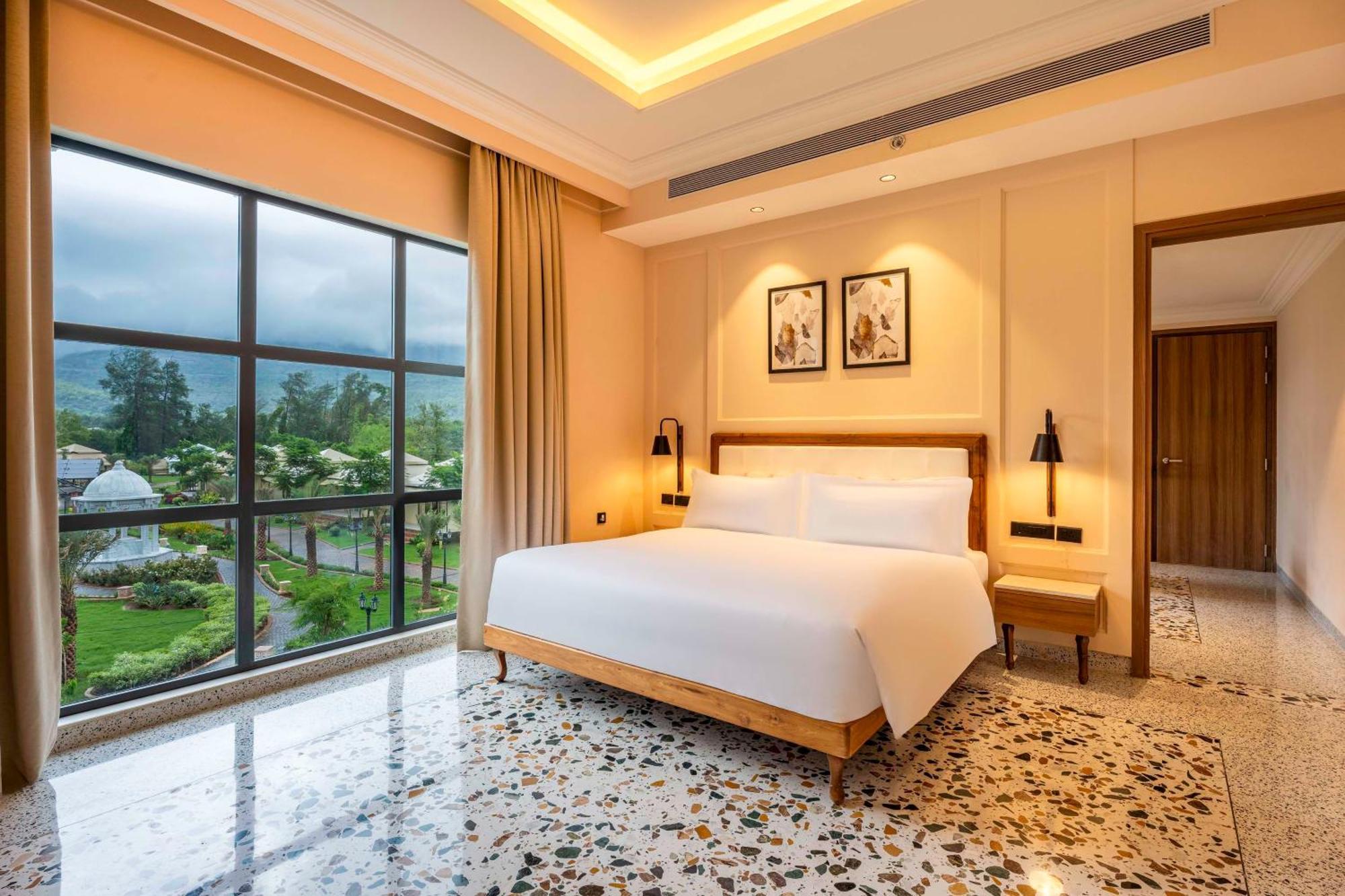 Radisson Blu Resort&Spa Karjat Exterior foto A bedroom at the hotel