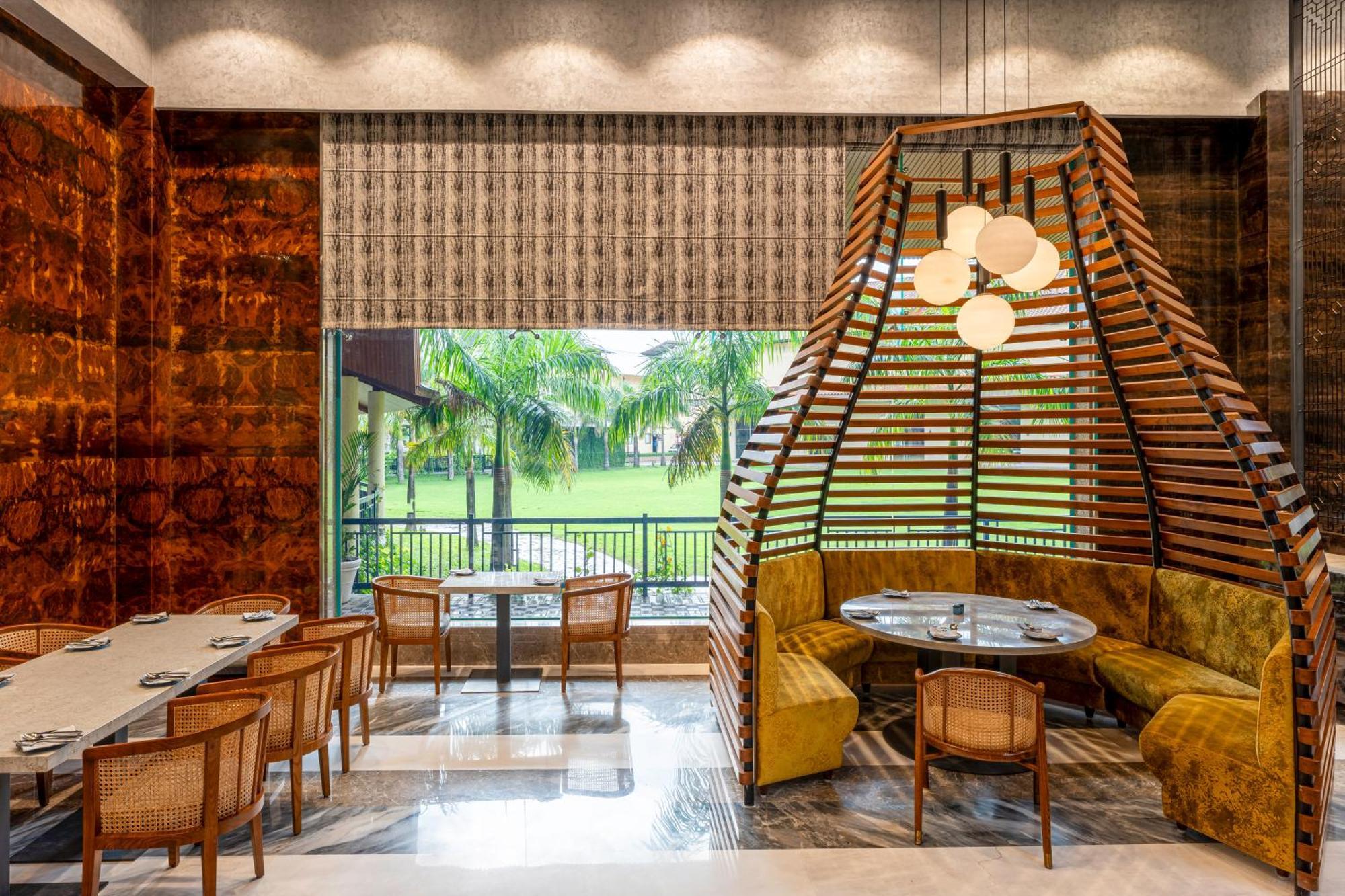 Radisson Blu Resort&Spa Karjat Exterior foto The restaurant at the Taj Bengal