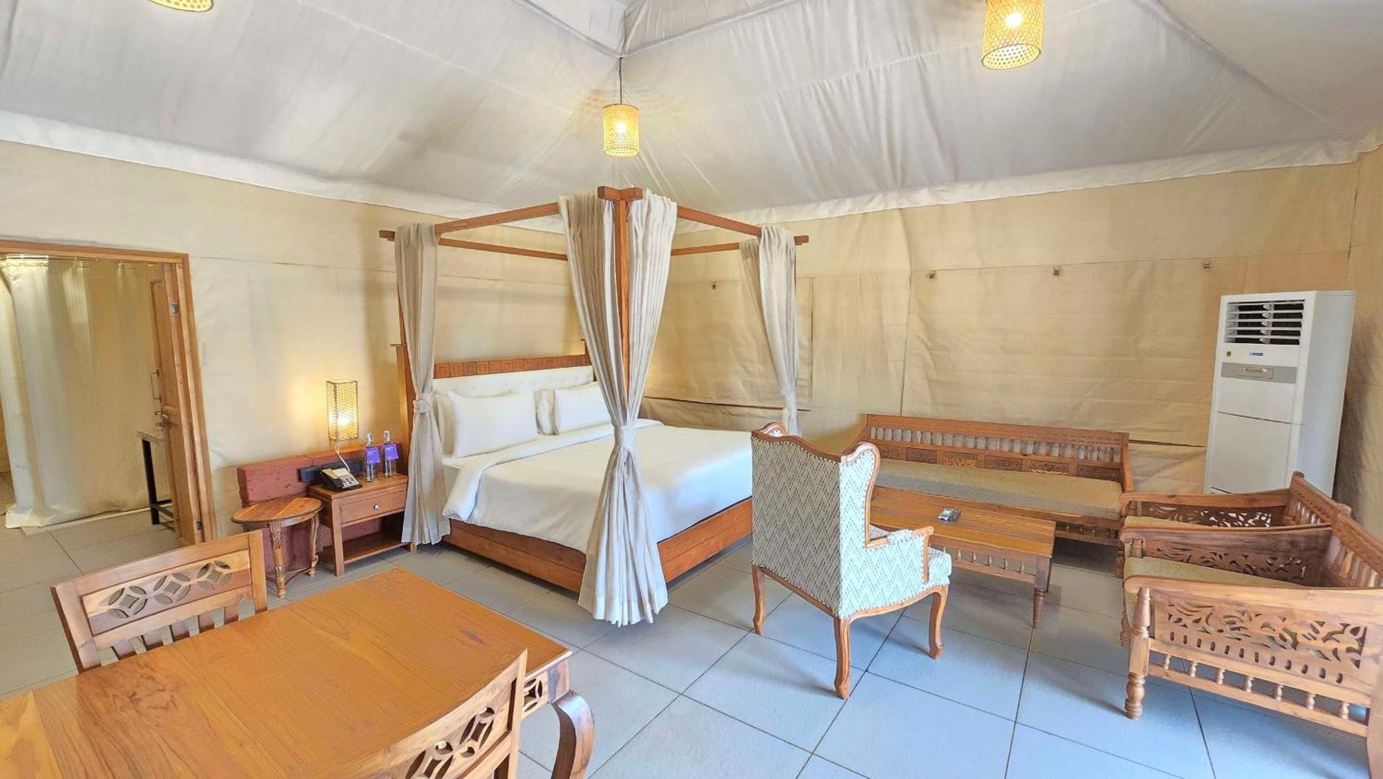 Radisson Blu Resort&Spa Karjat Exterior foto A bedroom in a tent at the resort